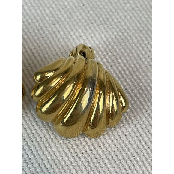 Vintage Monet Shell Shaped Gold Tone Clip On Earrings Small Dainty Minimalist - Picture 4 of 10